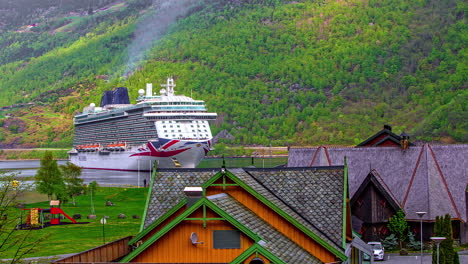Zeitraffer-Eines-Großen-Kreuzfahrtschiffes,-Das-Im-Aurlandsfjord-Rückwärts-Manövriert
