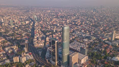 Tráfico-En-La-Ciudad-De-México-Durante-El-Día-Y-En-Edificios