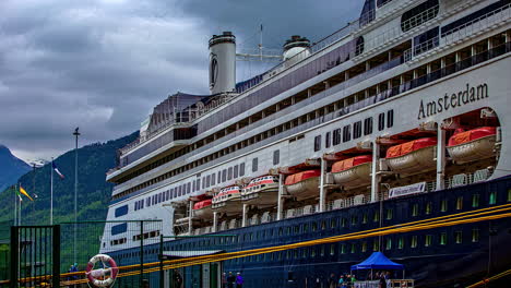 Timelapse-De-Embarcar-El-Crucero-Gigante-Amsterdam-En-Noruega-En-Un-Día-Nublado
