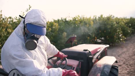 Granjero-Rocíe-Insecticida,-Pesticida,-Pesticidas-O-Insecticidas-Rociando-En-Limoneros-Campo-Agrícola-En-España