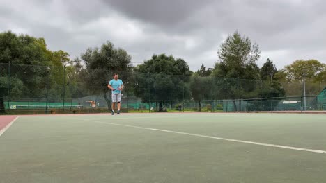 Tennisspieler-Schlägt-Den-Ball-Und-Drückt-Leistung-Für-Das-Punkten-Aus