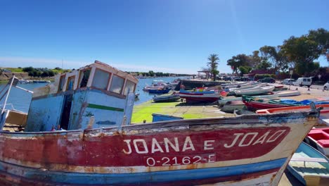 Los-Días-De-Pesca-Terminaron,-Ya-No-Se-Hicieron-A-La-Mar-En-El-Atlántico,-Tristes-Restos-De-Un-Barco-De-Trabajo-Una-Vez-Orgulloso-Algarve-Portugal