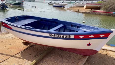 Eine-Vision-Von-Schönheit,-Traditionelles-Fischerboot-Der-Algarve