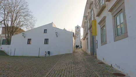 Ein-Platz-In-Der-Altstadt-Von-Tavira,-Portugal,-Frühlingsabendsonne