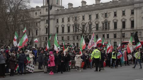 27-De-Febrero-De-2023---Iraníes-Británicos-Protestando-En-La-Plaza-Del-Parlamento-Exigiendo-Un-Cambio-De-Régimen-Y-Derechos-Para-Las-Mujeres-En-Irán
