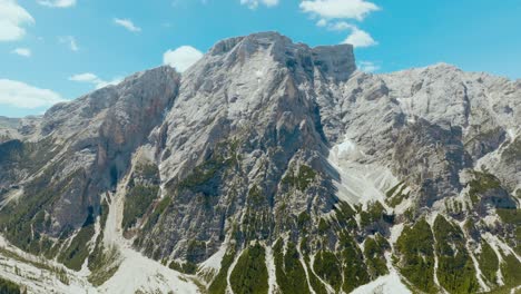 Luftdrohnenaufnahme-Einer-Drohne-Der-Dolomiten,-Pragser-Wildsee,-Italien,-Dolomiten