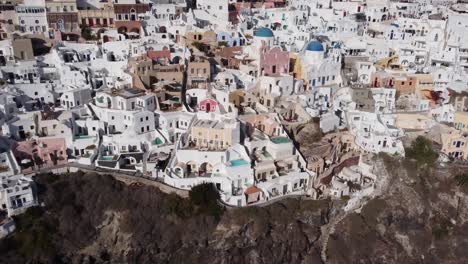 Luftaufnahme-Von-Häusern-Und-Gebäuden-Im-Dorf,-Insel-Santorin,-Griechenland