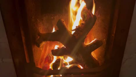 Gemütliches-Feuer-In-Einer-Kalten-Winternacht,-Die-Hellen-Flammen-Und-Die-Hitze-Spenden-Erholung-Von-Der-Kälte-Draußen
