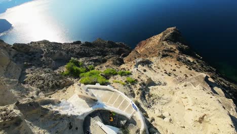 Berühmte-Griechische-Insel-Santorini,-Luftaufnahme-Des-Beliebten-Ferienortes-In-Griechenland,-Oben-Fliegend,-Erstaunliche-Romantische-Weiße-Kirche-In-Griechenland