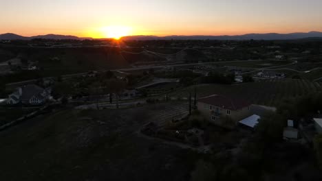 Luftaufnahme-Des-Sonnenuntergangs-über-Den-Häusern-Und-Gebäuden-Der-Stadt-Temecula,-Kalifornien,-USA