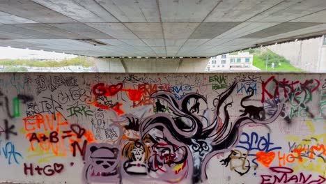 Graffiti-Auf-Gehweg-In-Der-Nähe-Von-Tavira,-Algarve,-Portugal