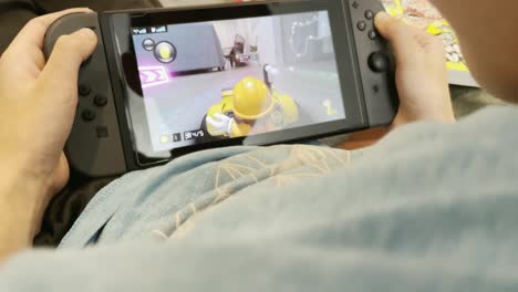 Kind-Spielt-Mario-Kart-Live-Auf-Der-Nintendo-Switch