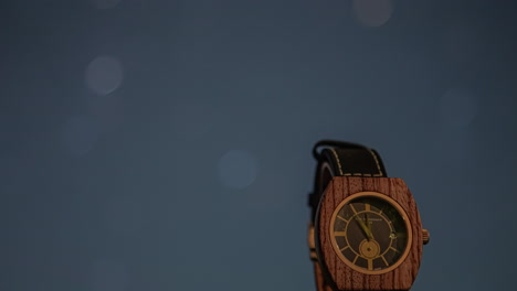 Timelapse-of-rotating-hands-on-a-wooden-watch-with-in-the-backgorund-a-moving-moon