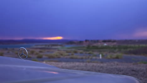 Bunter-Sonnenaufgang-Im-Hintergrund-über-Dem-Bennet-Eines-Mercedes