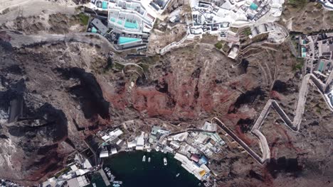 Luftaufnahme-Des-Hafens-Von-Ammoudi-In-Der-Nähe-Von-Oia-Auf-Der-Klippe-Von-Santorini