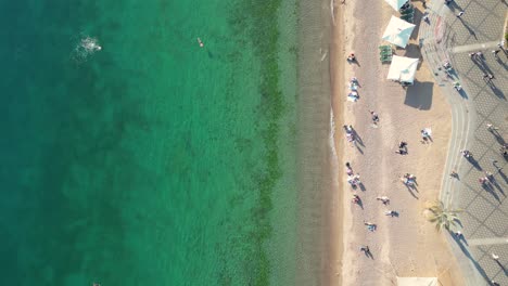 Una-Fotografía-De-Un-Dron-De-Una-Playa-Tropical-En-4k