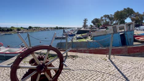 Llévame-Al-Mar,-Romántico-Puerto-Pesquero-En-El-Algarve-Portugal