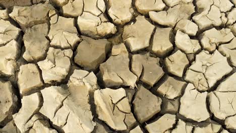 Eine-Nahaufnahme-Des-Aufgrund-Der-Dürre-Aufgebrochenen-Bodens-Zeigt-Die-Auswirkungen-Des-Klimawandels-Auf-Die-Umwelt