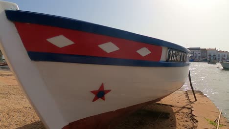 Frisch-Gestrichenes-Historisches-Fischerboot-An-Der-Algarve-In-Portugal,-Die-Leuchtenden-Farben-Sind-Typisch-Für-Die-Gegend,-Toll-Zu-Sehen,-Wie-Traditionen-Lebendig-Bleiben