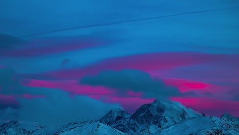 Nubes-De-Color-Rosa-Moviéndose-Detrás-De-Las-Altas-Montañas-Del-Tirol