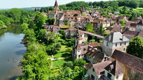 Kleines,-Mittelalterliches-Dorf-An-Einem-Fluss-Gelegen,-Der-Durch-Einen-üppigen-Wald-Im-Herzen-Frankreichs-Fließt