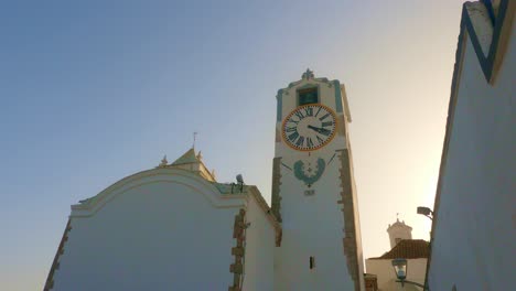 Los-últimos-Rayos-Del-Sol-Primaveral-En-La-Iglesia-De-Santa-María-Tavira-Algarve-Portugal