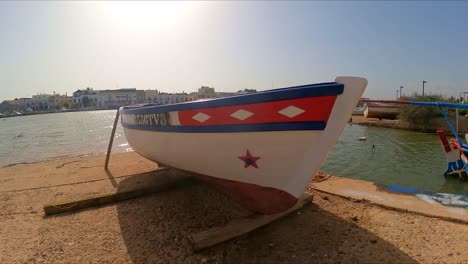 Alles-Bemalt-Und-Bereit-Zur-Rückkehr-Ins-Meer,-Traditionelles-Portugiesisches-Fischerboot-Algarve-Portugal