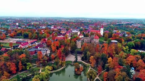 Herbstlich-Gefärbte-Bäume-Neben-Der-Burg-Cesis-In-Lettland