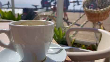 Kaffeetasse-Im-Hafencafé-In-Der-Aalgarve,-Morgenpause-An-Einem-Entspannten-Ort