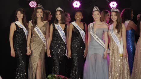 Miss-France-2022-Und-Miss-Ukraine-2022-Auf-Der-Bühne-Mit-Misses-Aus-Den-Regionen-Frankreichs