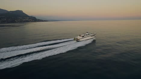 Schnellbootfahrt-In-Richtung-Sonnenuntergang-Im-Mittelmeer