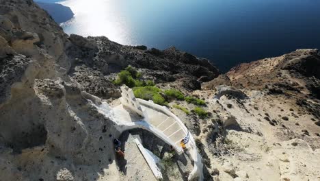 Filmische-Luftaufnahme-Eines-FPV-Drohnentauchgangs-In-Der-Berühmten-Caldera-Von-Santorin-In-Griechenland