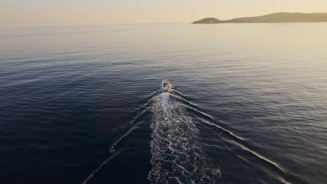Schnellbootfahrt-In-Richtung-Sonnenuntergang-Im-Mittelmeer