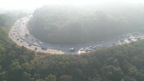 Bewegende-Fahrzeuge-Im-Wald-Ghat-Draufsicht-Mumbai