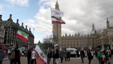27-De-Febrero-De-2023---Iraníes-Británicos-Participando-En-Una-Protesta-En-La-Plaza-Del-Parlamento-Exigiendo-Un-Cambio-De-Régimen-Y-Derechos-Para-Las-Mujeres-En-Irán