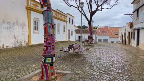Warme-Bäume-Handgestrickte-Jacken-Für-Bäume,-Straße-In-Tavira-Portugal,-Straßenkunst