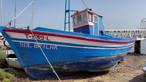 Barco-De-Pesca-Tradicional-Reparado-Y-Pintado-Para-Volver-A-Su-Trabajo-De-Pesca-En-Las-Salvajes-Aguas-Del-Atlántico-Frente-A-Portugal