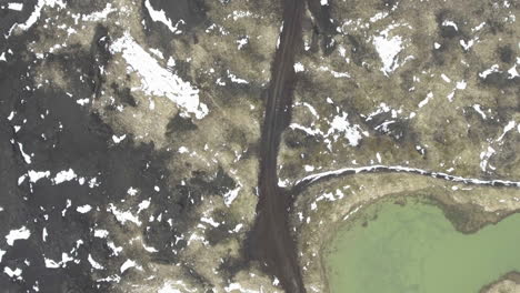 Diese-Drohnenaufnahmen-Fangen-Islands-Raue-Und-Karge-Landschaften-Ein-Und-Zeigen-Seine-Abgelegene-Und-Wilde-Schönheit