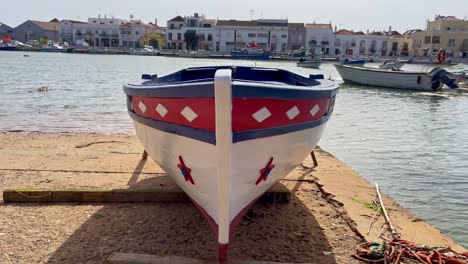 Klassische-Linien-Eines-Bootes,-Das-Für-Den-Einsatz-Im-Atlantik-Vor-Der-Küste-Portugals-Gebaut-Wurde