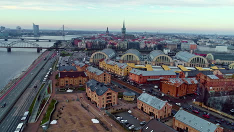Zentralmarkt-In-Der-Innenstadt-Von-Riga-Mit-Dem-Vom-Sonnenuntergang-Gefärbten-Himmel
