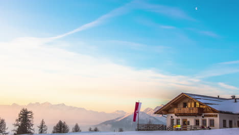Zeitraffer-Des-Sonnenuntergangs-über-Den-Hohen-Bergen-In-Tirol-An-Einem-Teilweise-Bewölkten-Tag
