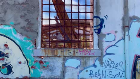 Arte-De-Construcción-Abandonado-Cerca-De-Tavira-Algarve-Portugal,-Graffiti-Colorido