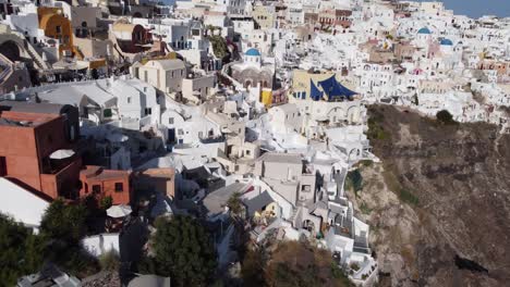 Aerial-Of-Houses-And-Buildings-In-Oia-Village,-Santorini-Island,-Greece