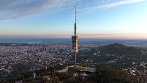 Kommunikationsturm-Torre-De-Collserola-Bei-Sonnenuntergang-Am-Tibidabo-Mit-Der-Stadt-Barcelona-Im-Hintergrund,-Spanien
