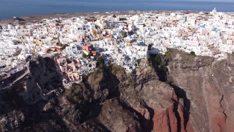Malerischer-Blick-über-Das-Berühmte-Dorf-Oia-Auf-Der-Insel-Santorini,-Griechenland---Luftdrohnenaufnahme
