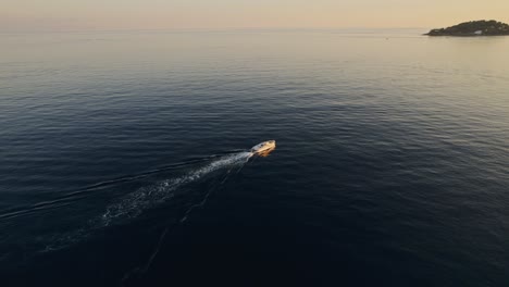 Boot-Außerhalb-Der-Küste,-Das-Schnell-Im-Sonnenuntergang-Fährt