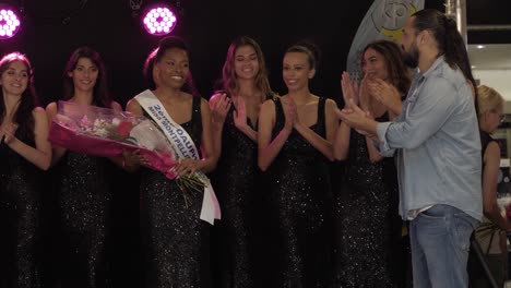 Der-Zweitplatzierten-Von-„Miss-France“-Werden-Blumen-überreicht-Und-Die-Moundir-Jury-Applaudiert-Ihr