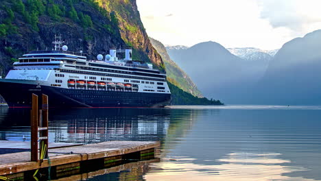 Giant-cruise-ship-approaching-the-port-of-Flam-in-the-Aurlandsfjord
