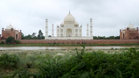 Taj-Mahal-Vom-Ufer-Des-Flusses-Yamuna-Aus-Gesehen,-Frontalansicht