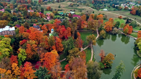Wunderschöne-Bäume-Im-Herbst-Gefärbt-Neben-Der-Burg-Cesis-In-Lettland